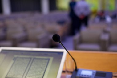 İş konfeksiyonu sırasında konferans salonunda mikrofonlar ve monitörler