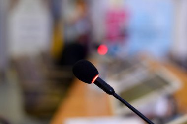 İş konfeksiyonu sırasında konferans salonunda mikrofonlar ve monitörler