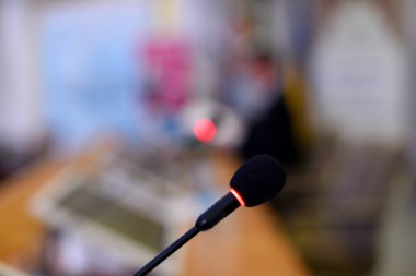 İş konfeksiyonu sırasında konferans salonunda mikrofonlar ve monitörler