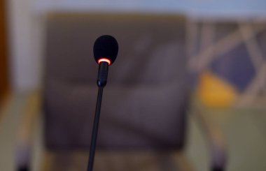 Konferans salonunda iş konferansı sırasında mikrofonlar veya hal