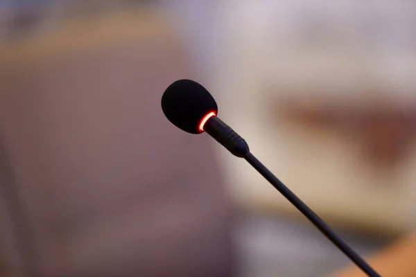 Konferans salonunda iş konferansı sırasında mikrofonlar veya hal — Stok fotoğraf