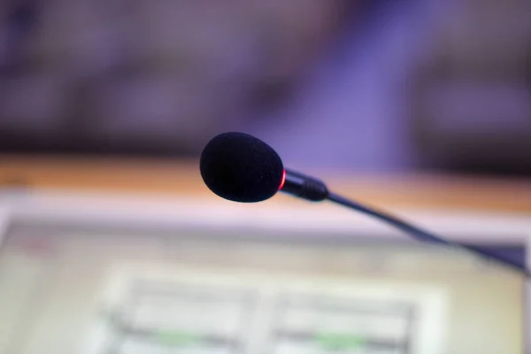 Mikrofon dan monitor di ruang konferensi selama konf bisnis — Stok Foto