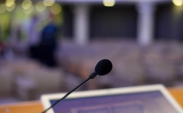 Micrófonos y monitores en la sala de conferencias durante el congreso de negocios —  Fotos de Stock