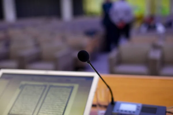 Microfoni e monitor in sala conferenze durante conf affari — Foto Stock