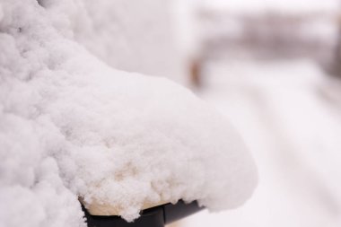 Sokak tarafında park halindeki arabalar karla kaplıydı. Kar altında araba