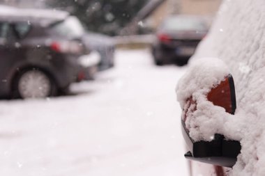 Sokak tarafında park halindeki arabalar karla kaplıydı. Kar altında araba