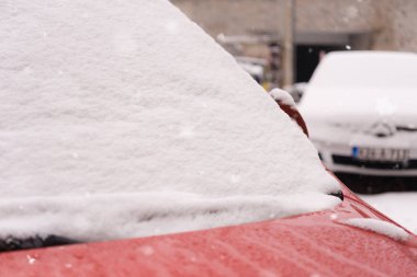 Sokak tarafında park halindeki arabalar karla kaplıydı. Kar altında araba