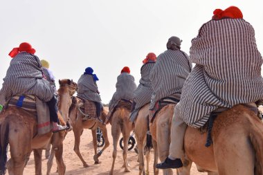 Tunus, Afrika'da Sahra Çölü'ne giden devekervanları. Touris