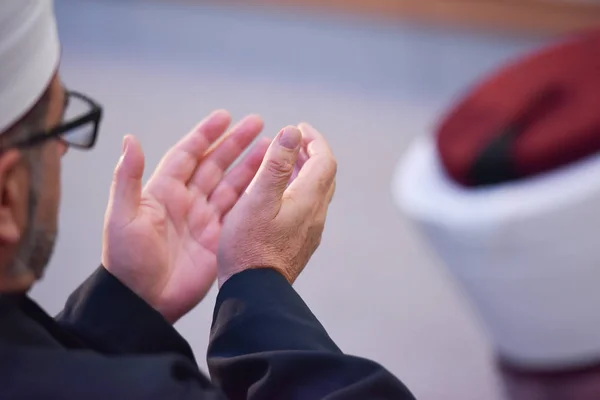Muslim lansia Arab pria berdoa selama konferensi islamik — Stok Foto