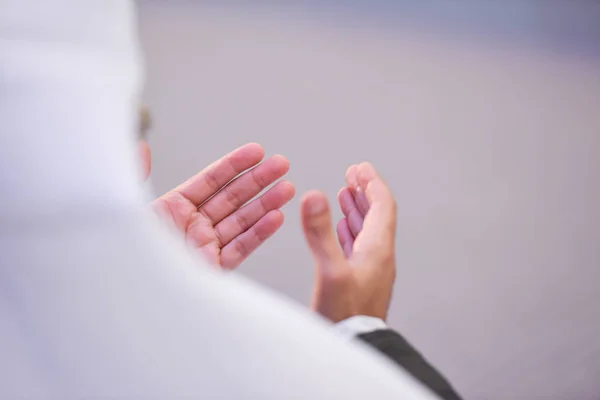 イスラム会議中に祈る高齢イスラム教徒アラビア人男性 — ストック写真