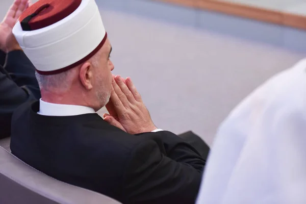 Homme arabe musulman âgé priant pendant la conférence islamique — Photo