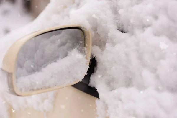 Nel lato strada auto parcheggiate coperte di neve. Auto sotto la neve — Foto Stock