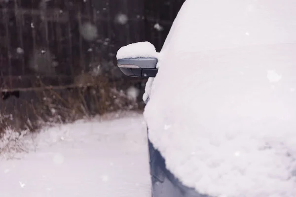 In the street side parked cars covered with snow. Car under snow — Stock Photo, Image