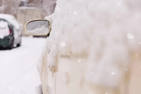 En el lado de la calle aparcó coches cubiertos de nieve. Coche bajo la nieve —  Fotos de Stock