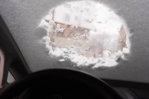 Nel lato strada auto parcheggiate coperte di neve. Auto sotto la neve — Foto Stock