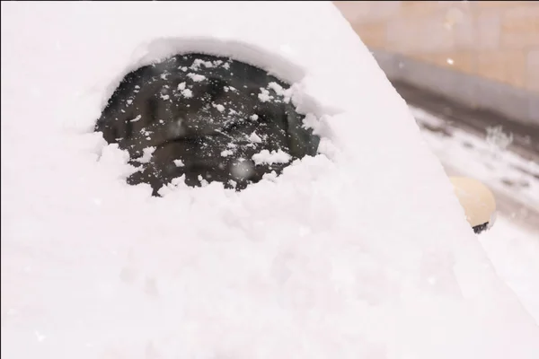 Dans la rue côté voitures garées couvertes de neige. Voiture sous neige — Photo