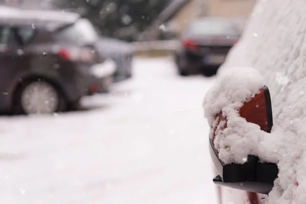 Sokak tarafında park halindeki arabalar karla kaplıydı. Kar altında araba