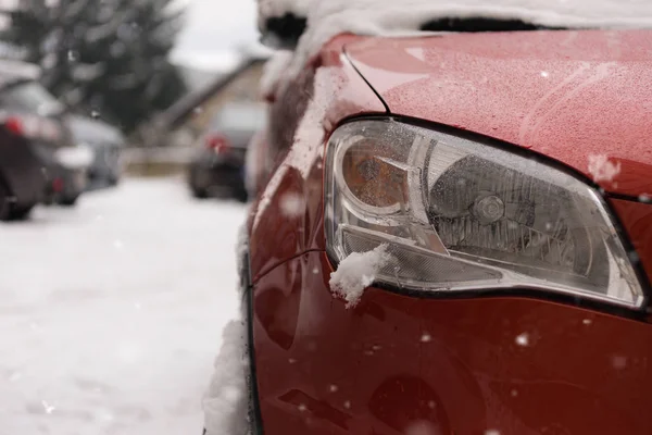 通り側には雪に覆われた車が駐車していた。雪の下の車 — ストック写真