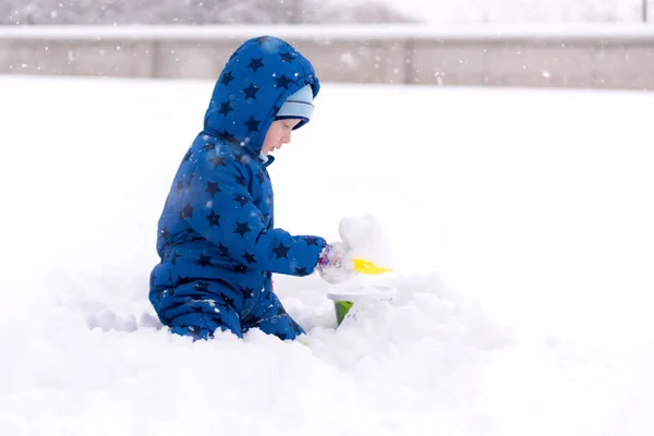 雪遊びの冬服を着た3歳の男の子. — ストック写真