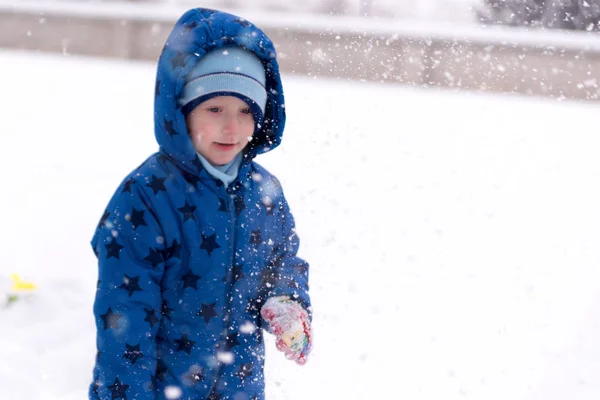 雪遊びの冬服を着た3歳の男の子. — ストック写真