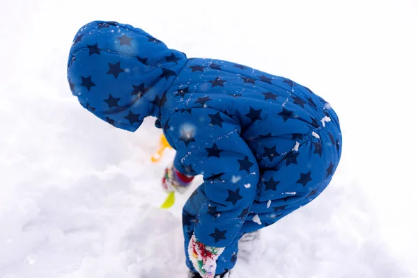 雪遊びの冬服を着た3歳の男の子. — ストック写真