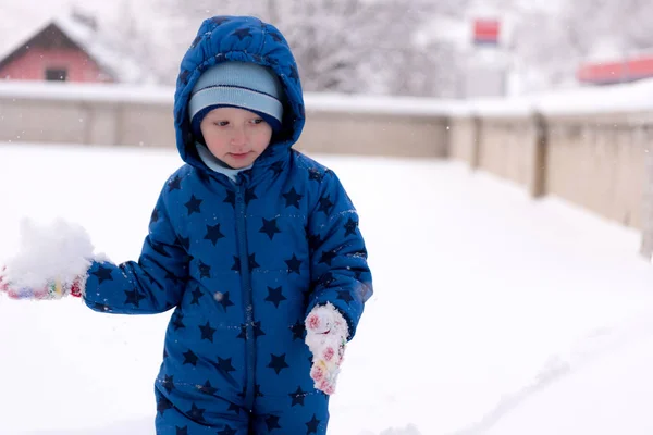 雪遊びの冬服を着た3歳の男の子. — ストック写真