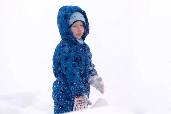 雪遊びの冬服を着た3歳の男の子. — ストック写真