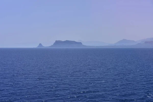 Vista al mar azul desde el gran puerto de neart barco. Pacifico ser —  Fotos de Stock