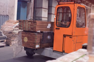 Depo depo tersanesinde Forklift yükleyici. Dağıtım pro