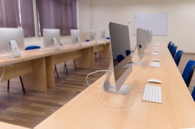 Masalarda bilgisayar ların olduğu modern ofis. Co boş bilgisayar odası