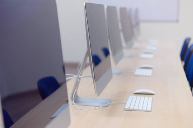 Masalarda bilgisayar ların olduğu modern ofis. Co boş bilgisayar odası