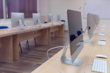 Masalarda bilgisayar ların olduğu modern ofis. Co boş bilgisayar odası