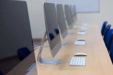 Masalarda bilgisayar ların olduğu modern ofis. Co boş bilgisayar odası