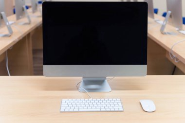 Masalarda bilgisayar ların olduğu modern ofis. Co boş bilgisayar odası