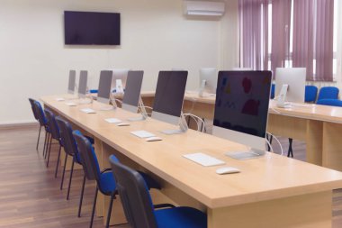Masalarda bilgisayar ların olduğu modern ofis. Co boş bilgisayar odası