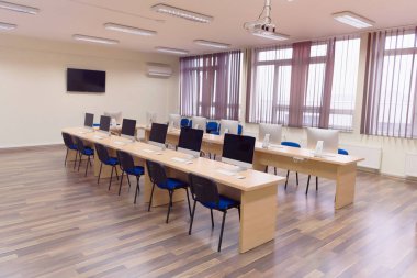 Masalarda bilgisayar ların olduğu modern ofis. Co boş bilgisayar odası