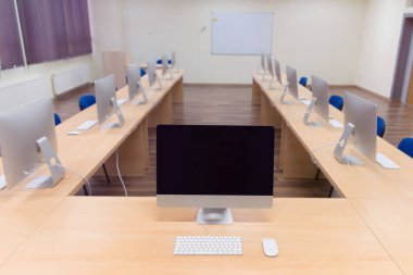 Masalarda bilgisayar ların olduğu modern ofis. Co boş bilgisayar odası