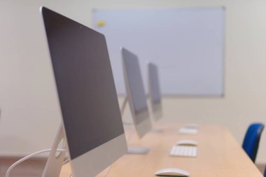 Masalarda bilgisayar ların olduğu modern ofis. Co boş bilgisayar odası