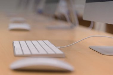 Masalarda bilgisayar ların olduğu modern ofis. Co boş bilgisayar odası