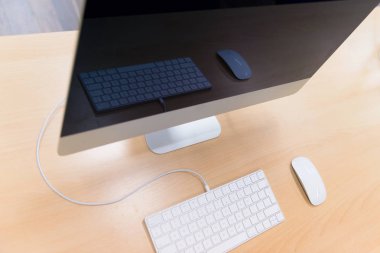 Masalarda bilgisayar ların olduğu modern ofis. Co boş bilgisayar odası