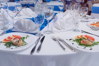 Yemek ve tam set hazırlık ile restoranda masa ve sandalyeler