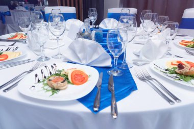 Yemek ve tam set hazırlık ile restoranda masa ve sandalyeler