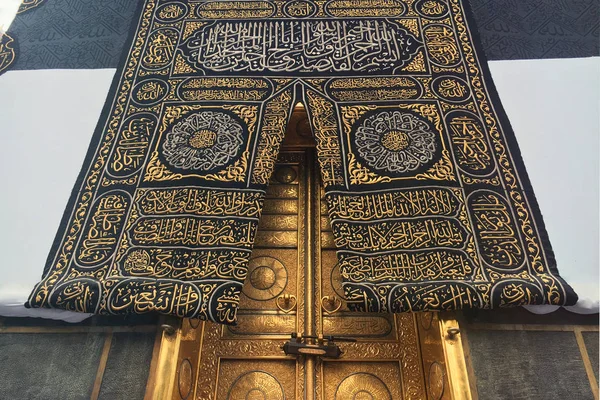 MECCA, ARABIA SAUDITA - Septiembre 2019. La puerta de la llamada Kaaba — Foto de Stock