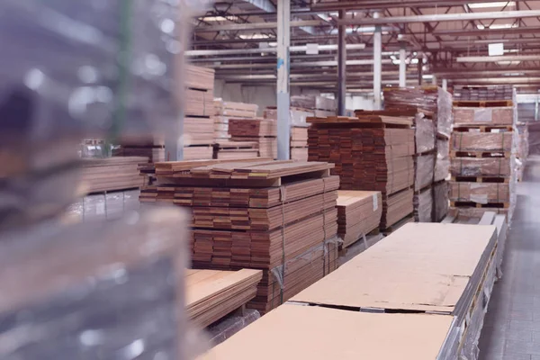 Productielijn van de houten vloer fabriek. Magazijn van planken — Stockfoto