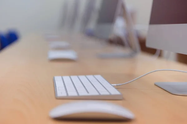 Bureau moderne avec des ordinateurs sur les bureaux. Salle informatique vide dans co — Photo