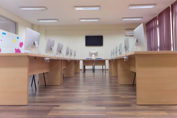 Oficina moderna con ordenadores en escritorios. Sala de ordenadores vacía en co — Foto de Stock