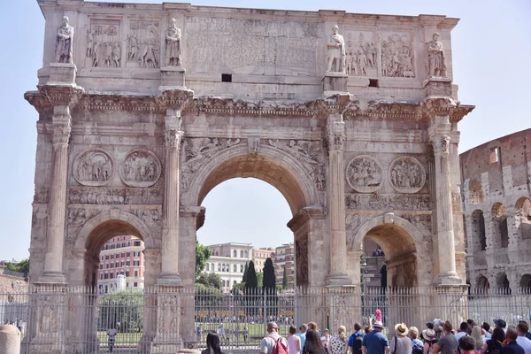 罗马，意大利 - 2019年6月 - 罗马斗兽场。斗兽场是 — 图库照片