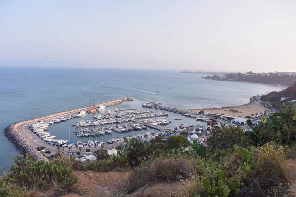 Sidi Bou Said festői partvonala a nagy kikötővel, tele — Stock Fotó