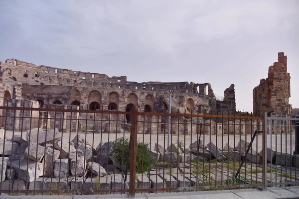 Las ruinas del antiguo anfiteatro romano en El-Jem. La mayor c — Foto de Stock