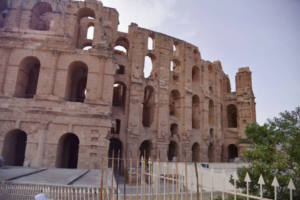 Las ruinas del antiguo anfiteatro romano en El-Jem. La mayor c — Foto de Stock